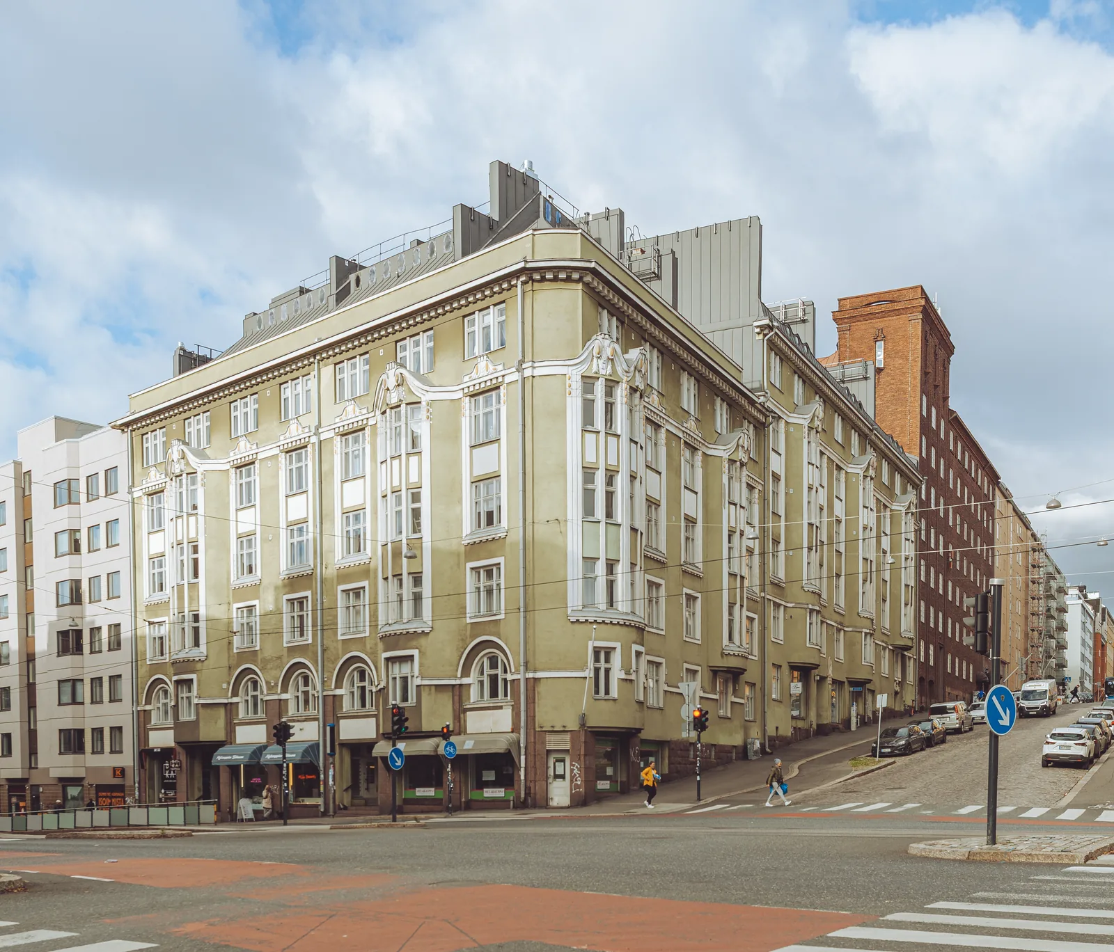 Vihreä jugendkerrostalo kadunkulmassa Helsingissä.